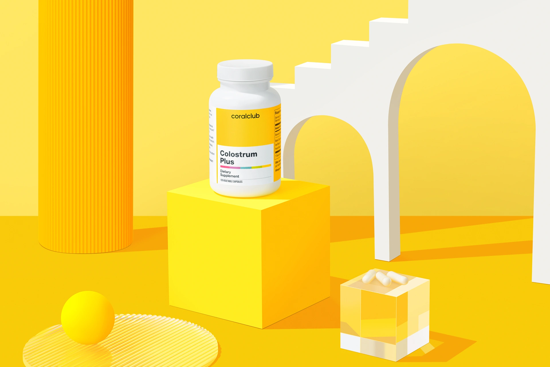 Kapseln des Colostrum Plus-Komplexes vor dem Hintergrund frischer Zutaten und eines gemütlichen Interieurs